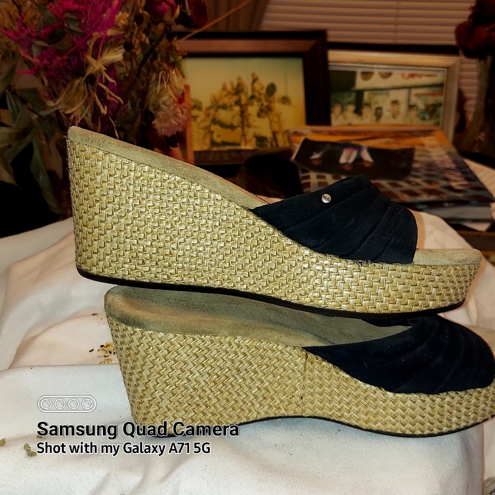 UGG ladies wedge slip on sandal 👡